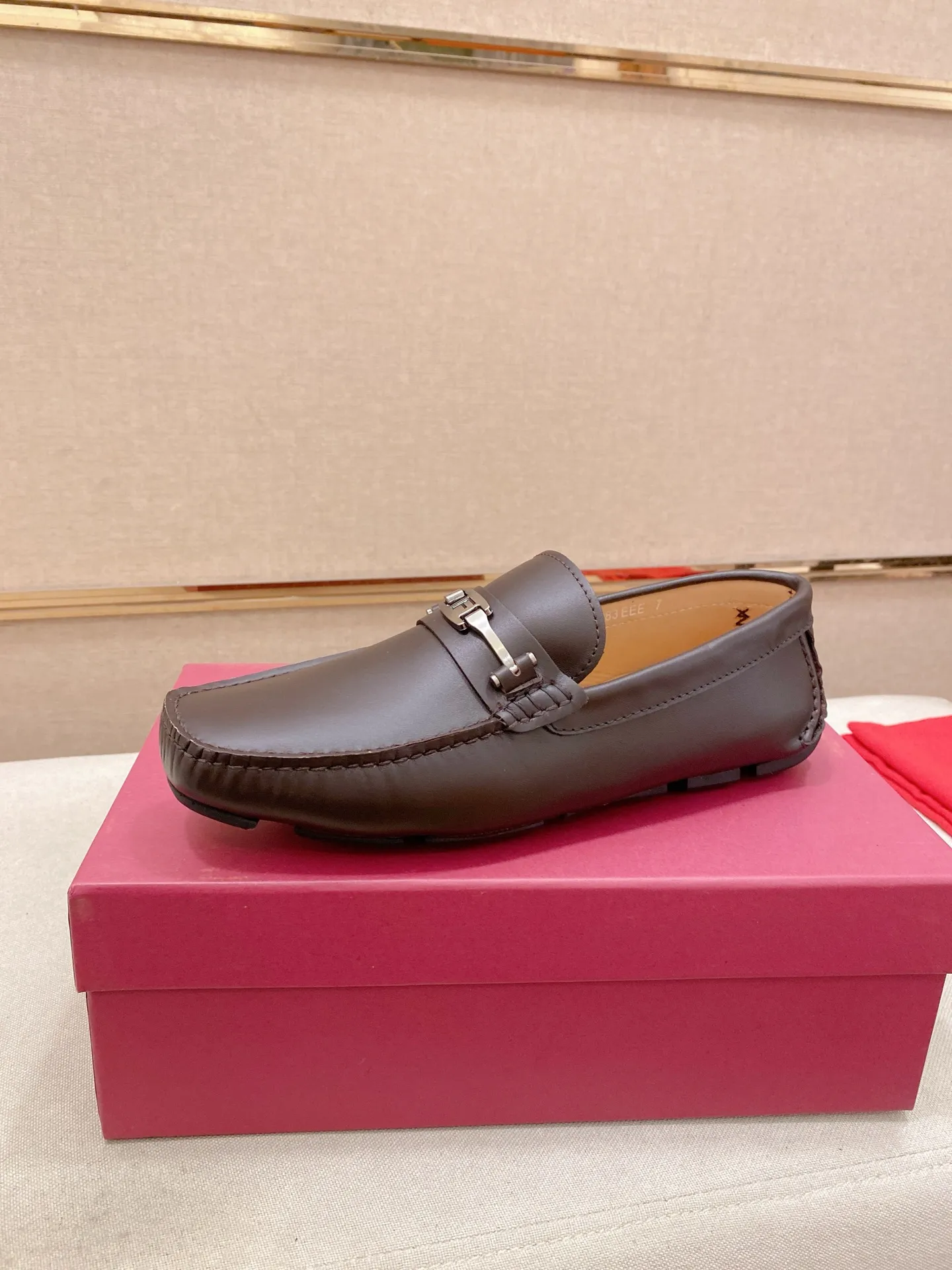 Factory price: 540💰High-end quality! Ferragamo🆕🆕Exclusive hot-selling products in stock🔥🔥New products on the shelves, high-quality Ferragamo men's pea shoes, high-end casual driving shoes, with complete packaging! 💪 💪 Material: imported first-layer cowhide 🐂 + imported high-quality water-dyed cowhide lining + wear-resistant outsole 👍🏻👍🏻 Features: high-end and comfortable, purely handmade 🚀 🚀 Create the perfect shoe that suits you best 🔥 🔥 Size: (38-44) 45 standard size can be customized!